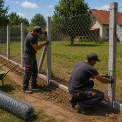 Radnici rade na postavljanju žičane ograde | preduzimac.co.rs - Novi Sad