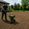 Radnik seje seme trave na pripremljeno zemljište, izrada sejanih i tepih travnjaka | preduzimac.co.rs - Novi Sad
