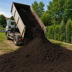 Istovar i nasipanje crne zemlje u dvorište | Preduzimač