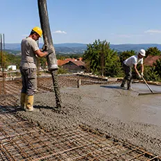 Radnici vrše izlivanje betonsko-armirane ploče za privatni stambeni objekat | Preduzimač