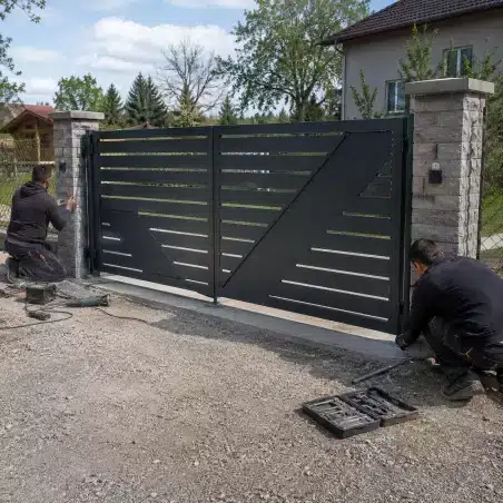 Majstor limar, vrši limarske radove na krovu.