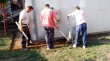 Radnici vrše pripremne radove za betoniranje dvorišnih staza | Video