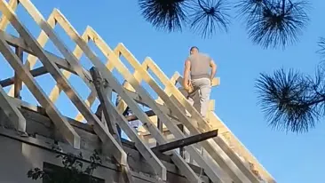 Prikaz radova na montiranju drvene krovne konstrukcije | Video