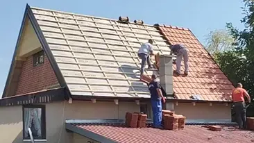 Prikaz pokrivanja krova crepom | Video