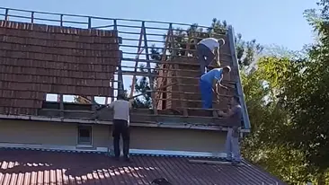 Prikaz skidanja starog crepa sa krova | Video