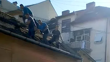 Prikaz skidanja dotrajalog krovnog pokrivača - biber crepa | Video