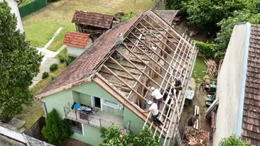 Prikaz radova na zameni starog krovnog pokrivača i postavljanja novog | Video
