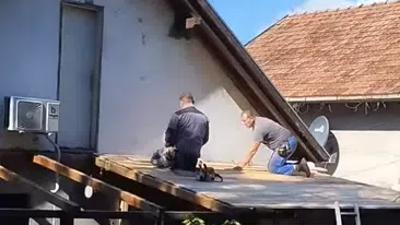 Prikaz radova na zameni starog krovnog pokrivača i postavljanja novog | Video