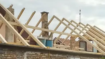Prikaz montaže drvene krovne konstrukcije | Video