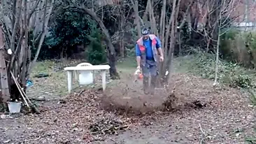 Radnik čisti suvo lišče motornim duvačem | Video