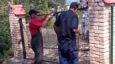 Prikaz radova na montaži metalne kapije | Video