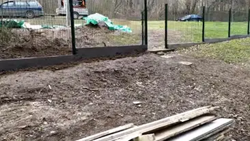 Prikaz radova na izgradnji temelja i postavljanja panelne ograde | Video