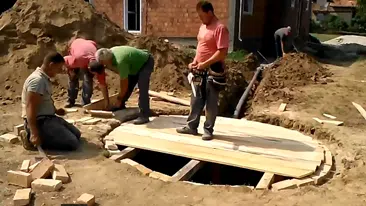 Prikaz završnih radova na šalovanju poklopca za septičku jamu | Video