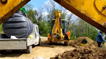 Prikaz postavljanja i montaže cisterne za vodu | Video