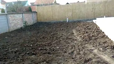 Prikaz nesute crne zemlja u dvorištu | Video